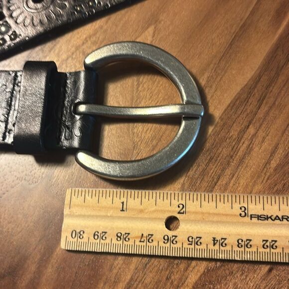 Vintage Fossil Black Embossed Belt with Silver Accents - Picture 3 of 5